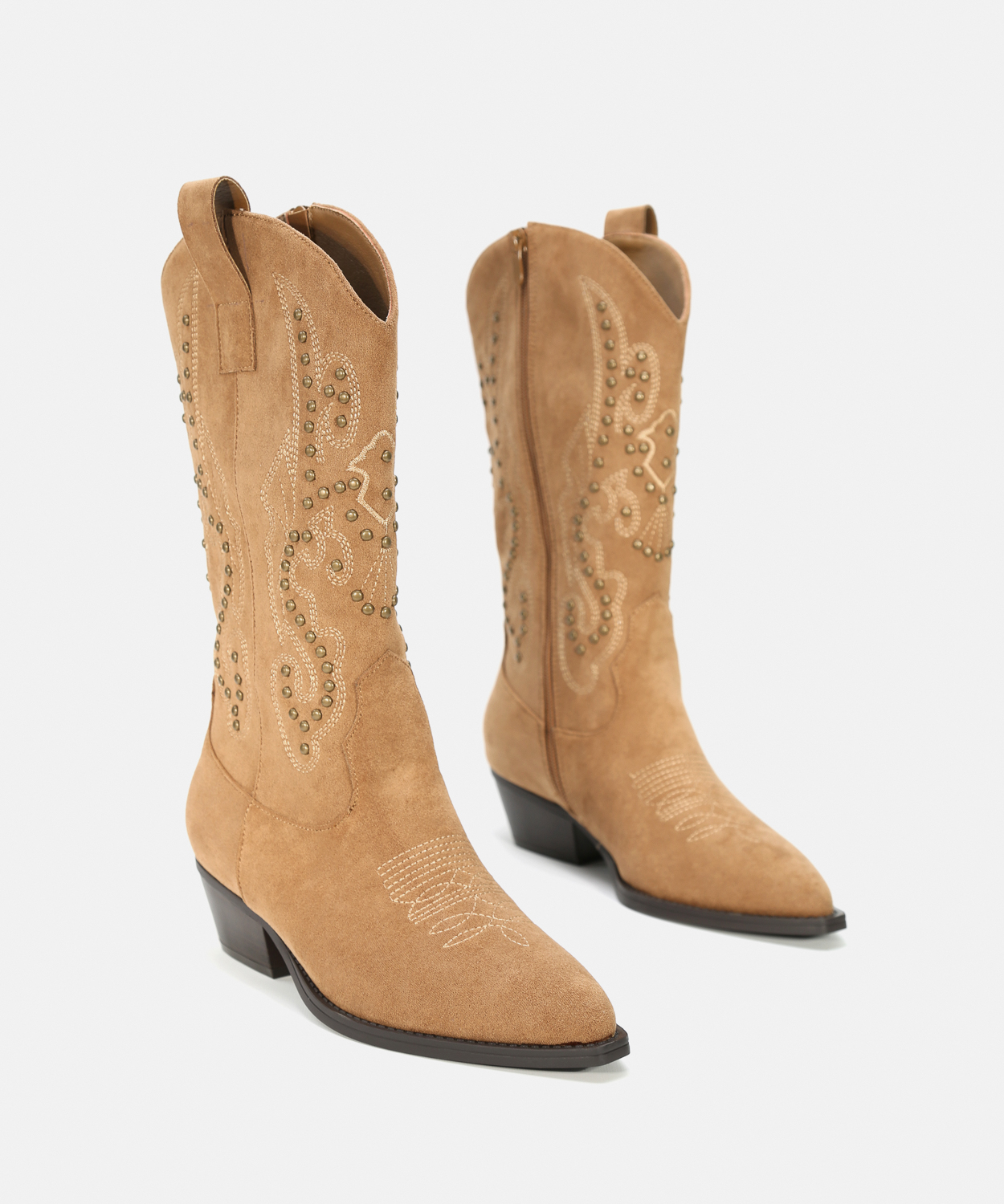 Botas cowboy tac&oacute;n media ca&ntilde;a tachas  image number null